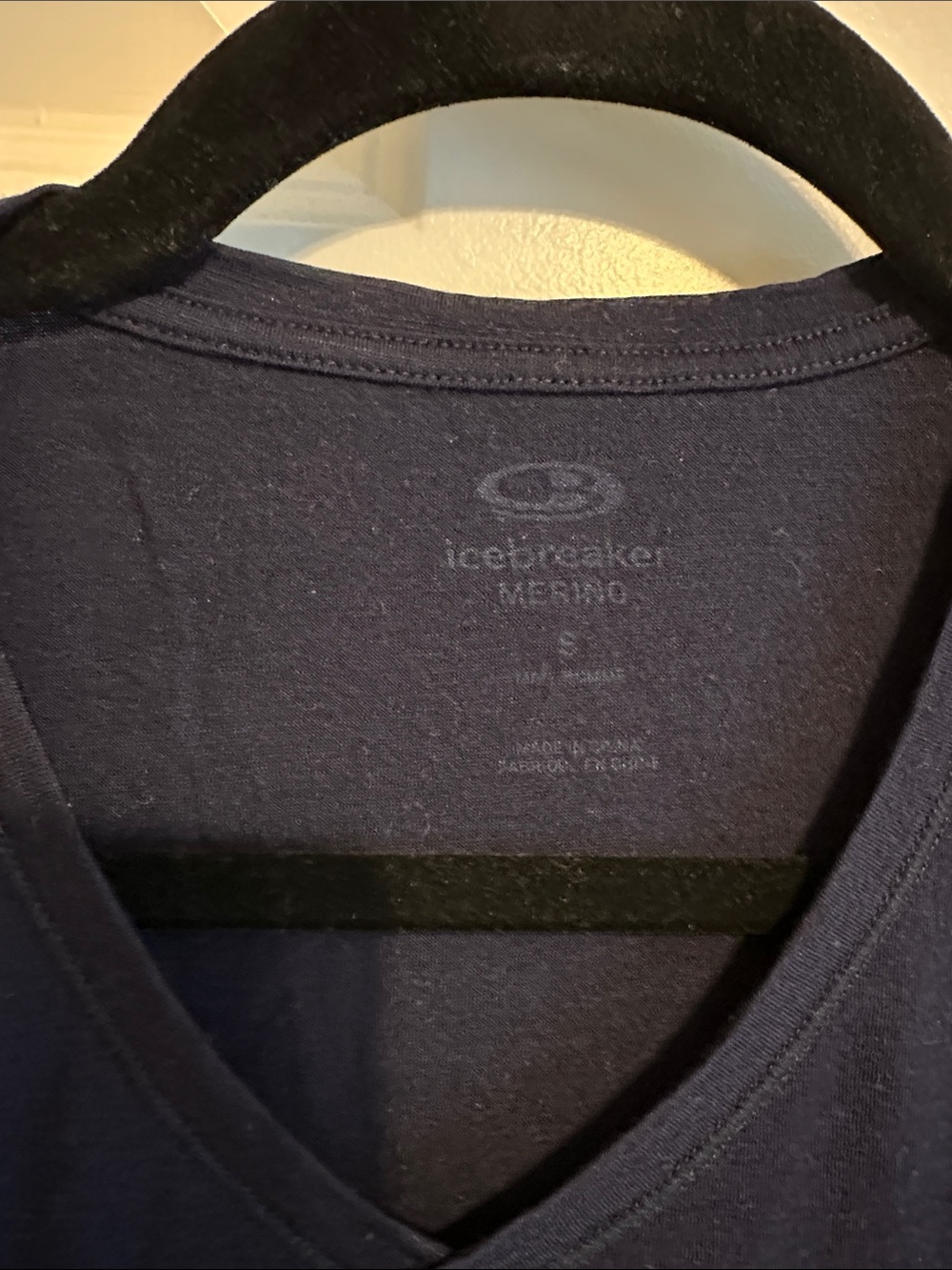 Icebreaker Men’s V-Neck Merino T-Shirt in dark navy blue Small